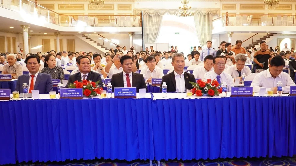 Lãnh đạo UBND tỉnh Bình Dương và TP Dĩ An tham dự chương trình 1000026191.jpg
