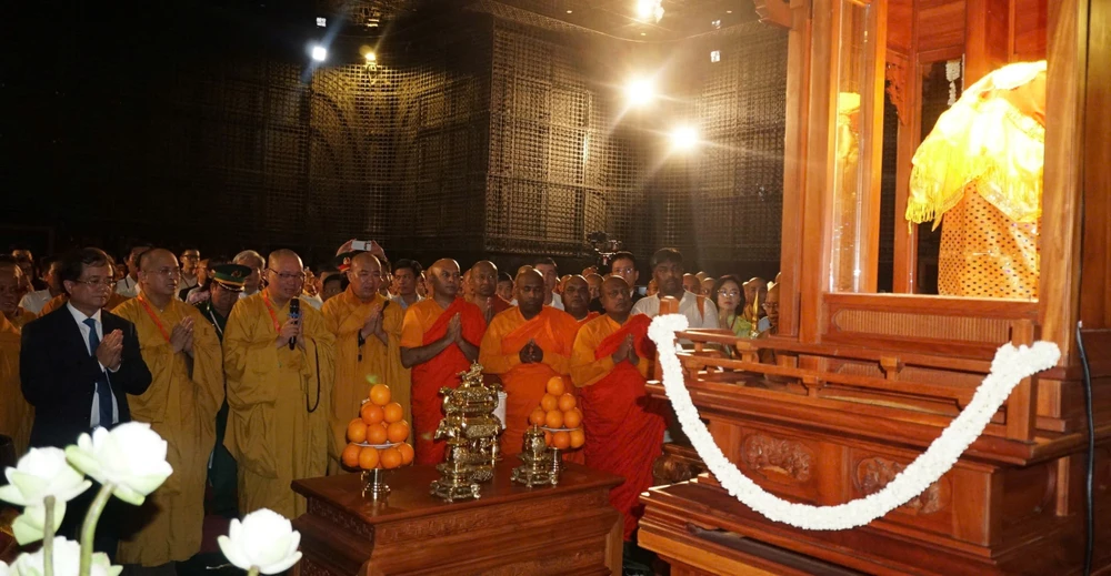 Các đại biểu cùng lãnh đạo tỉnh Tây Ninh thực hiện nghi lễ tôn trí xá lợi Đức Phật trên đỉnh núi Bà Đen z6580610109382_f014ad592f67fc649a273a7d5c6fe313.jpg