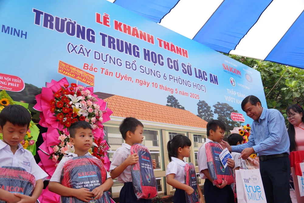 Phó Trưởng Ban Tuyên giáo và Dân vận Thành ủy TPHCM Tăng Hữu Phong tặng quà các em học sinh A8 1.JPG