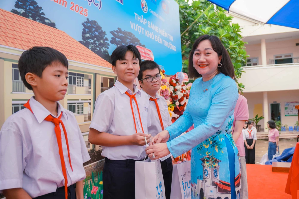 Phó Tổng Biên tập Báo SGGP Bùi Thị Hồng Sương tặng quà cho các em học sinh có hoàn cảnh khó khăn. Ảnh: TAM NGUYÊN TN_08638.jpg