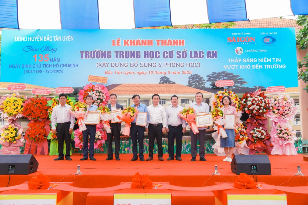 Lãnh đạo Huyện ủy, UBND huyện Bắc Tân Uyên trao thư cảm ơn, giấy khen cho các đại biểu. Ảnh: XUÂN TRUNG TN_08642.jpg