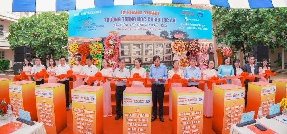 Cắt băng khánh thành công trình. Ảnh: TAM NGUYÊN TN_08651-Pano.jpg