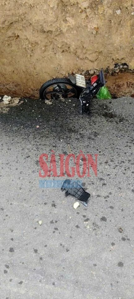 Một số phương tiện bị kéo xuống hố sụt lún v.jpg