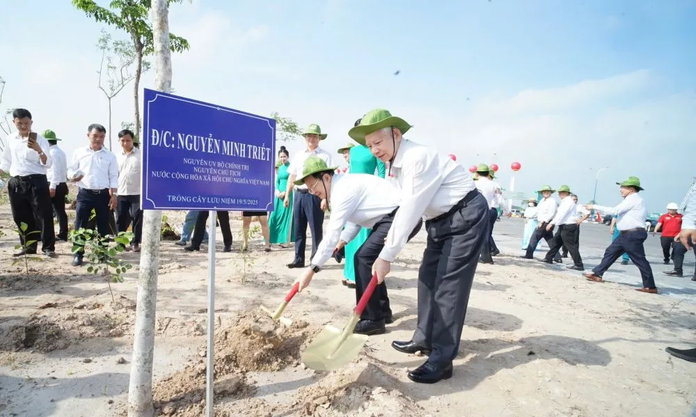 Nguyên Chủ tịch nước Nguyễn Minh Triết cùng Phó Thủ tướng Mai Văn Chính trồng cây tại KCN Bàu Bàng mở rộng. ongtriet.jpg