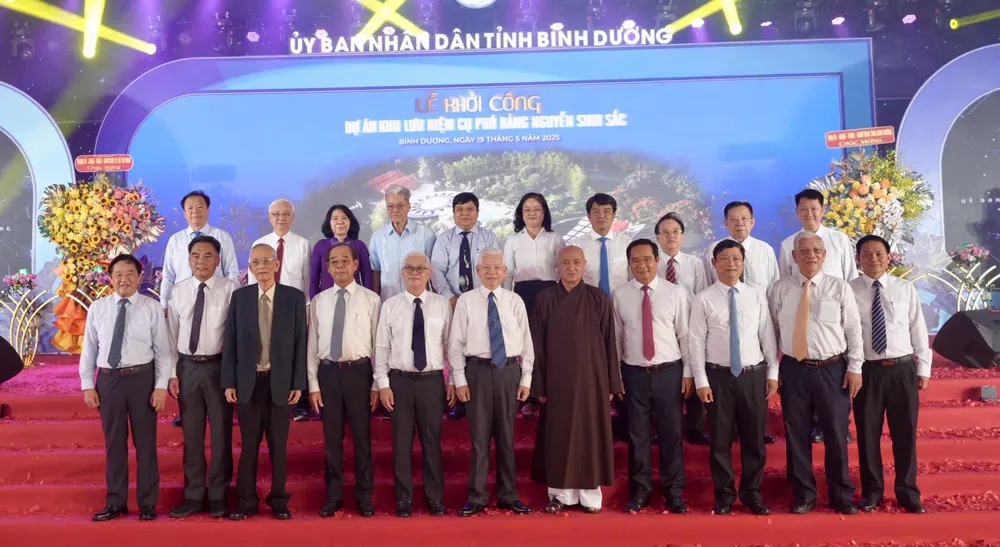 ប្រតិភូថតរូបអនុស្សាវរីយ៍ toàn cảnh.jpg