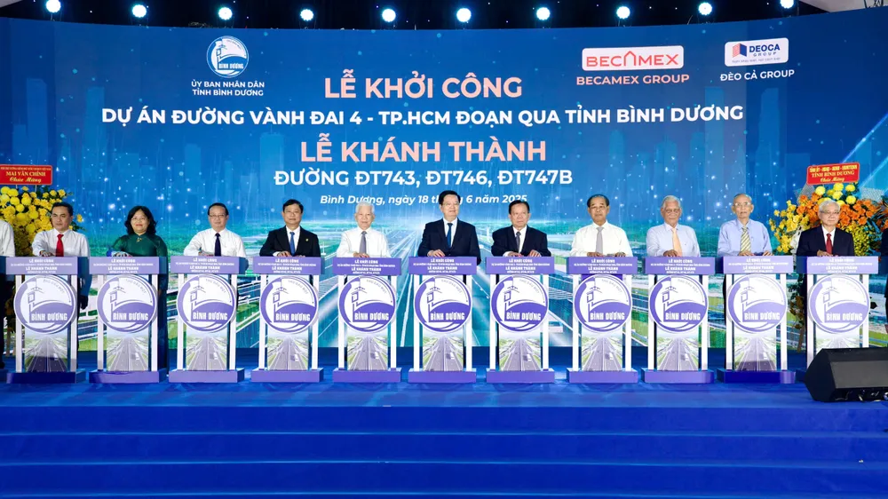 Phó Thủ tướng Mai Văn Chính cùng các đại biểu thực hiện nghi thức khởi công Lễ khởi công.jpg