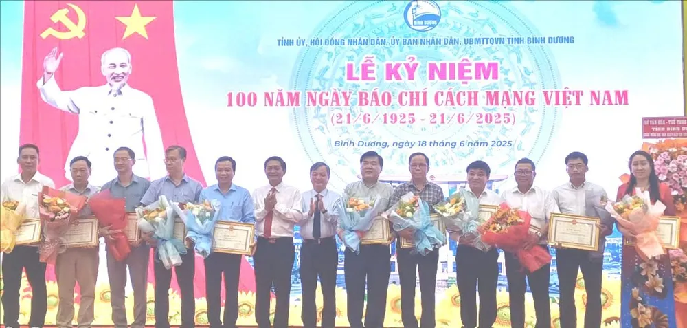 Đại diện lãnh đạo các cơ quan báo chí nhận Bằng khen của UBND tỉnh Bình Dương tập thể.jpg