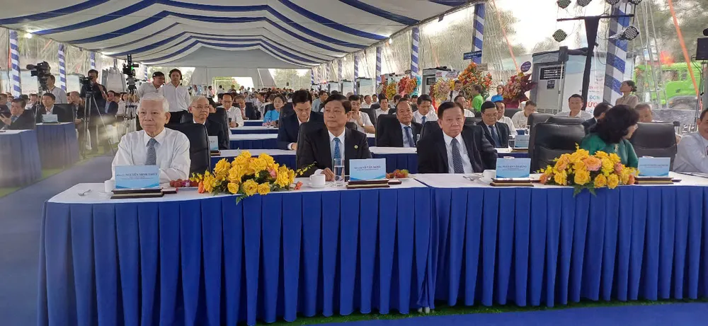 Nguyên Chủ tịch nước Nguyễn Minh Triết cùng lãnh đạo tỉnh Bình Dương, Tập đoàn Becamex tại lễ khởi công dự án Vành đai 4 TPHCM z6717802316787_9ea8f8cc78bbcd56f3f2eb33d6671610.jpg