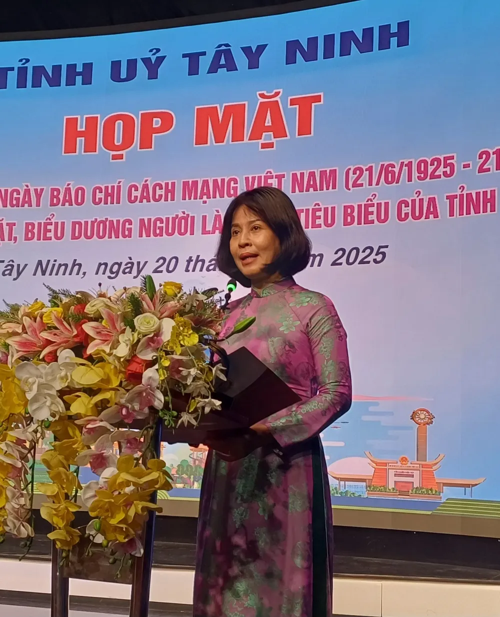 Trưởng Ban Tuyên giáo và Dân vận Tỉnh ủy Tây Ninh Nguyễn Thị Xuân Hương phát biểu tại buổi họp mặt 1000027690.jpg