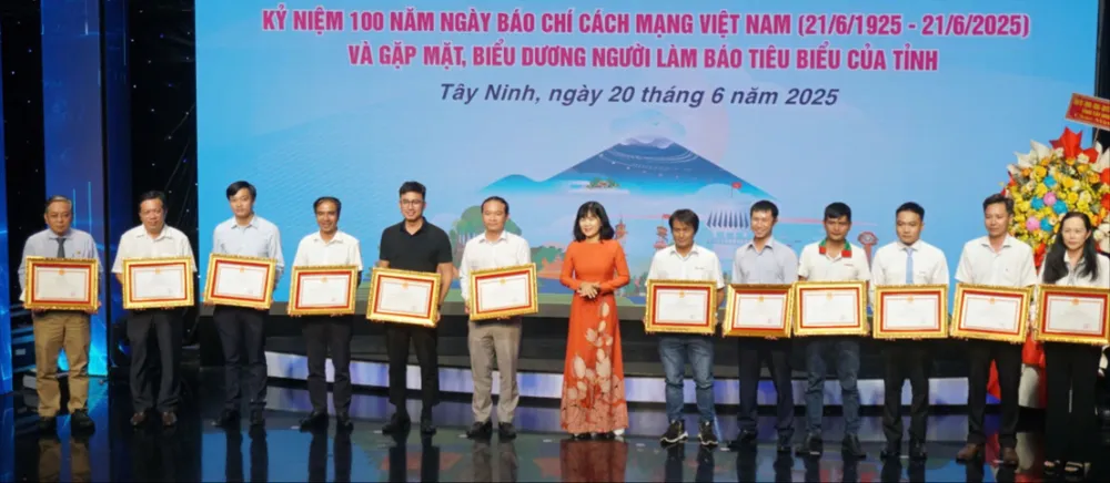 Lãnh đạo tỉnh Tây Ninh trao bằng khen cho tập thể cơ quan báo chí và cá nhân nhà báo tiêu biểu 1000027709.jpg