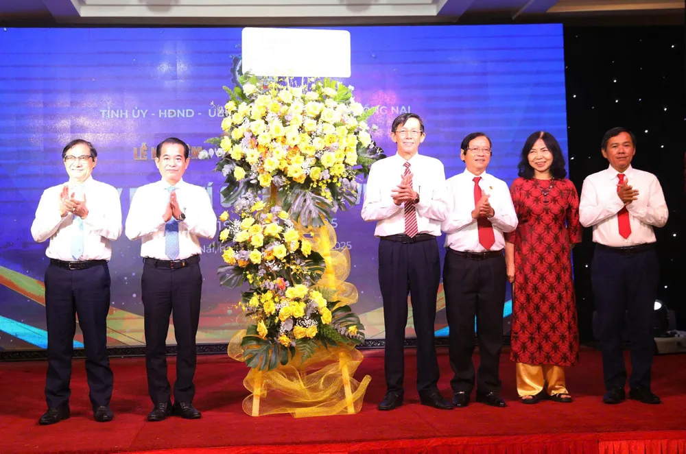 Lãnh đạo tỉnh Đồng Nai tặng hoa chúc mừng ngày Báo chí cách mạng Việt Nam 1000027712.jpg