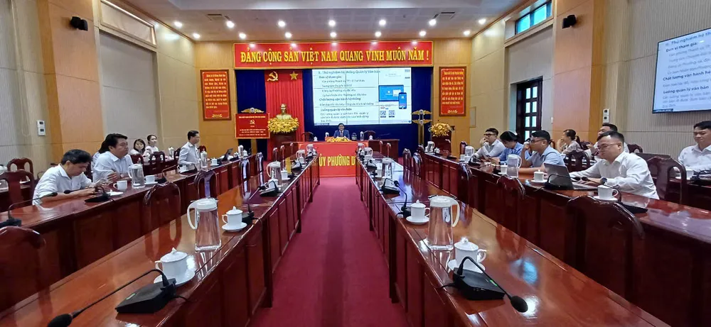 Đông đảo cán bộ, công chức viên chức phường Dĩ An tham dự hội nghị z6740152015430_1ac492dda96450356830dd301222d976.jpg