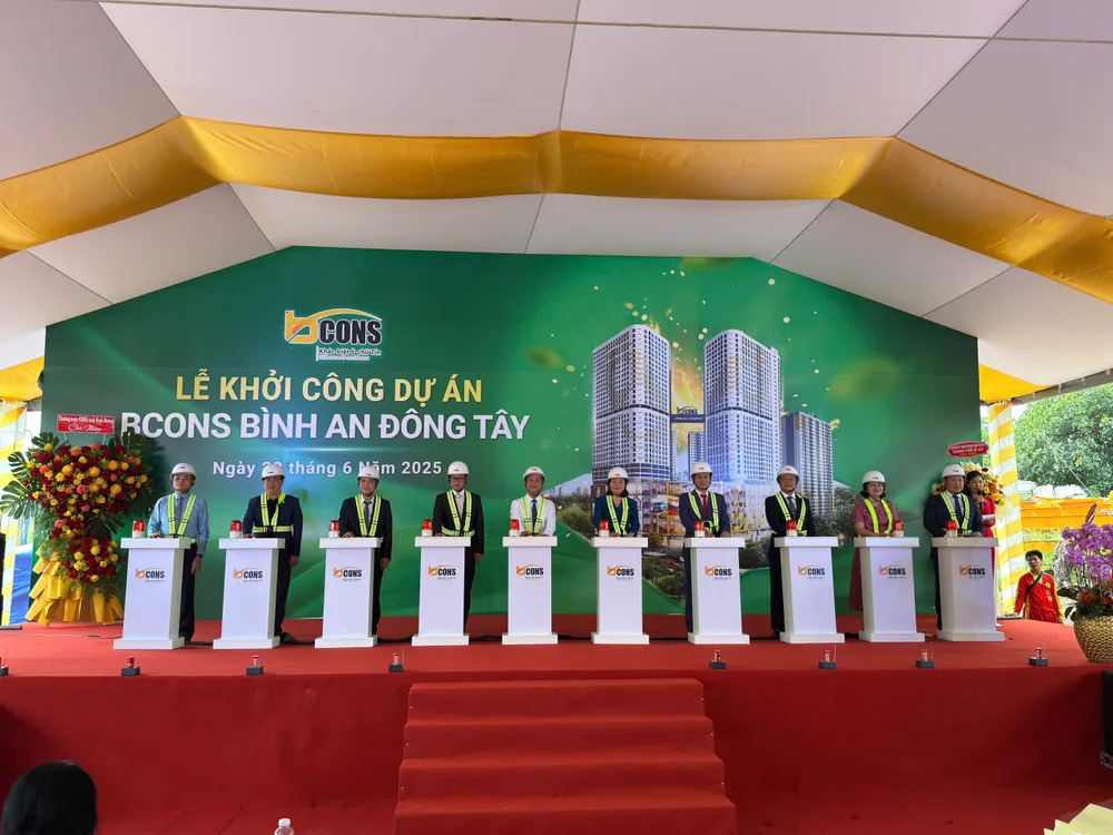 Đại biểu thực hiện nghi thức khởi công khởi công.jpg