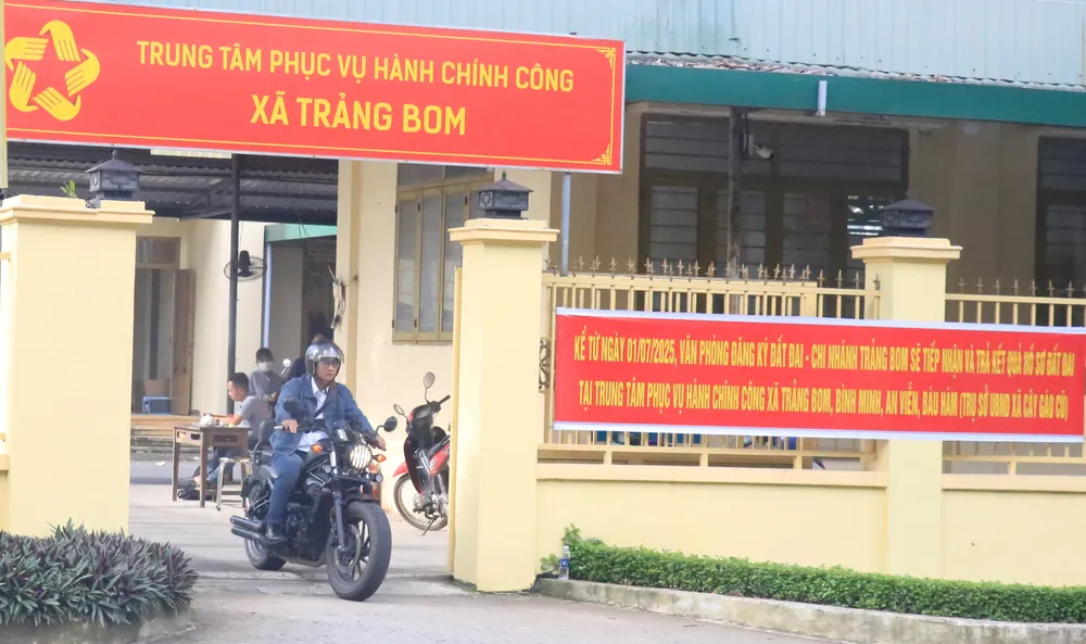 مركز إدارة بلدية ترانج بوم (دونغ ناي) جاهز للعمل اعتبارًا من 1 يوليو Trung tâm phục vụ hành chính công xã Trảng Bom, tỉnh Đồng Nai trước ngày đi vào vận hành chính thức. Ảnh HOÀNG BẮC.JPG
