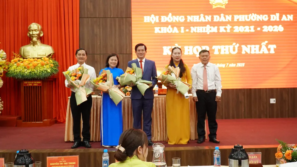 Bí thư Đảng ủy, Chủ tịch HĐND phường Dĩ An Võ Văn Hồng cùng thành viên các ban 2.jpg