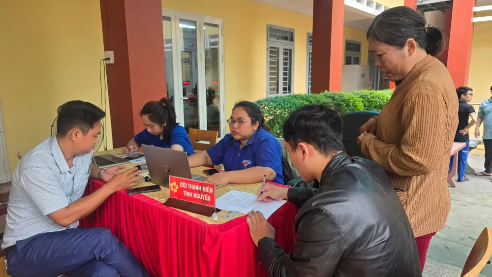 Volunteers guide people through administrative procedures 1000028209.jpg