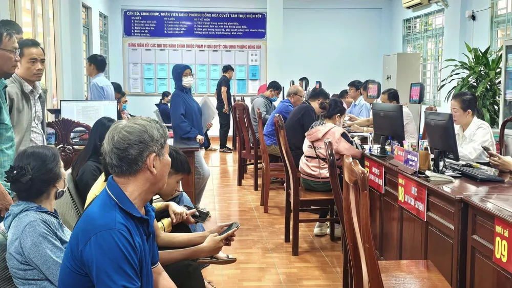 People do administrative procedures in Dong Hoa ward 1000028210.jpg