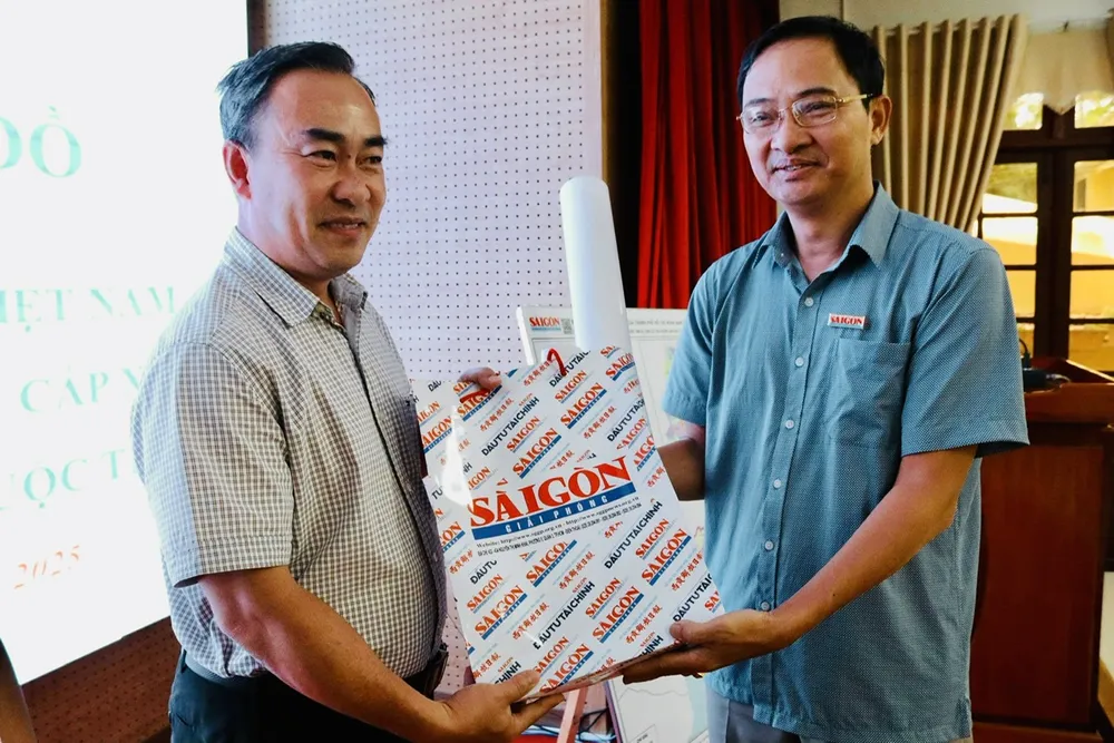 Nhà báo Trần Văn Phong trao tặng bản đồ Hành chính TPHCM và 34 tỉnh, thành cho đại diện lãnh đạo các phường z6783737015034_7c50b480ea1c7baa6e8ac1ab1b1229b3.jpg