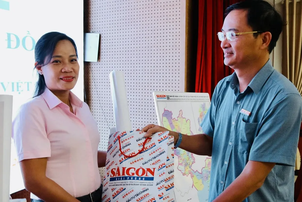 Nhà báo Trần Văn Phong trao tặng bản đồ Hành chính TPHCM và 34 tỉnh, thành cho đại diện lãnh đạo các phường z6783737099988_b5efb7ac6ff1cf8c47777a5b590b69e3.jpg