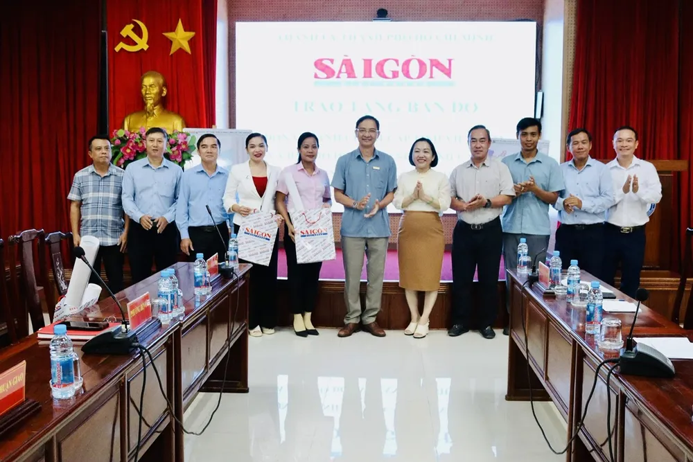 Lãnh đạo nhiều xã, phường đánh giá cao sáng kiến in bản đồ gửi tặng cơ sở của Báo SGGP z6783753966768_9e2d107aadaa98f8673c3fd69504c7d9.jpg