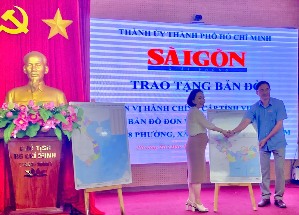 Nhà báo Trần Văn Phong trao tặng bản đồ Hành chính TPHCM đến Bí thư Đảng ủy phường Thủ Dầu Một Nguyễn Thu Cúc z6783848108037_c7dab8b28e184cb91643f80b49c79909.jpg