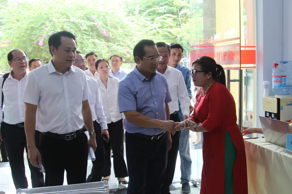 Chủ tịch UBND TPHCM quan tâm khảo sát Trung tâm Phục vụ hành chính công phường Phú An. Ảnh: XUÂN TRUNG IMG_0256.JPG