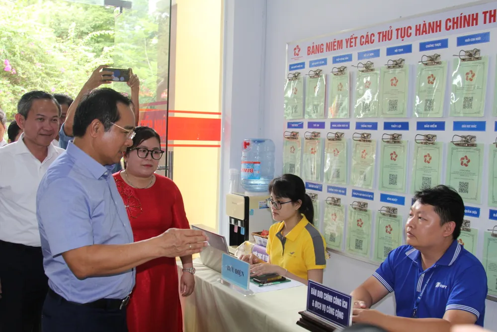 Chủ tịch UBND TPHCM Nguyễn Văn Được khảo sát Trung tâm Phục vụ hành chính công phường Phú An. Ảnh: XUÂN TRUNG IMG_0261.JPG