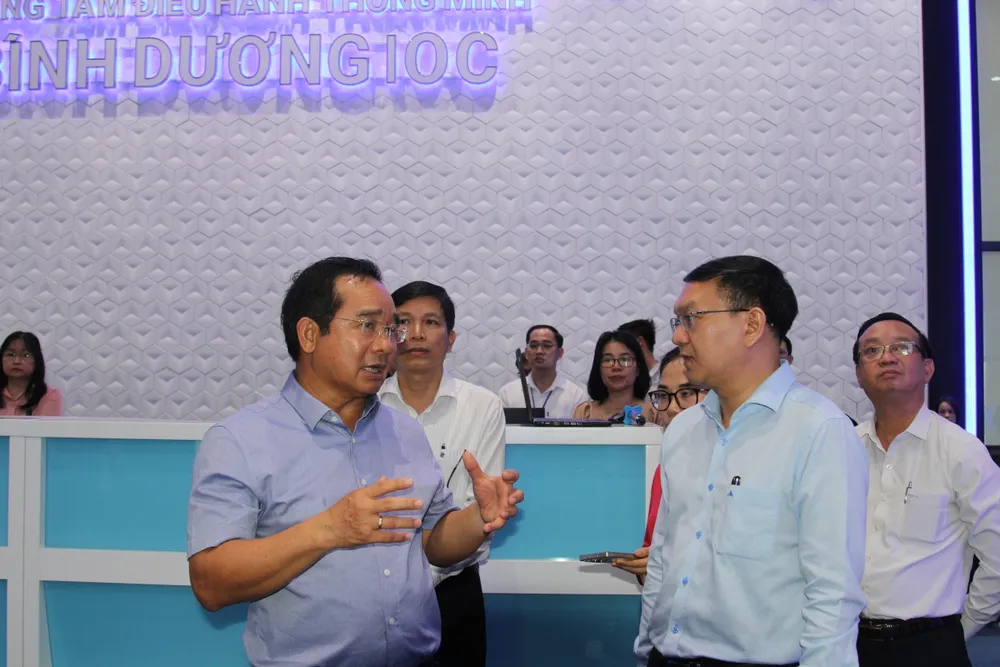 Chủ tịch UBND TPHCM Nguyễn Văn Được trao đổi với Giám đốc Sở KH-CN TPHCM Lâm Đình Thắng IMG_0301.JPG
