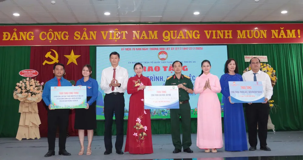 Bí thư Đảng ủy phường Thuận An Trần Thị Diễm Trinh cùng lãnh đạo phường trao biểu trưng chương trình cải tạo, xây mới nhà ở. Ảnh: NGỌC NHƯ 1000028426.jpg