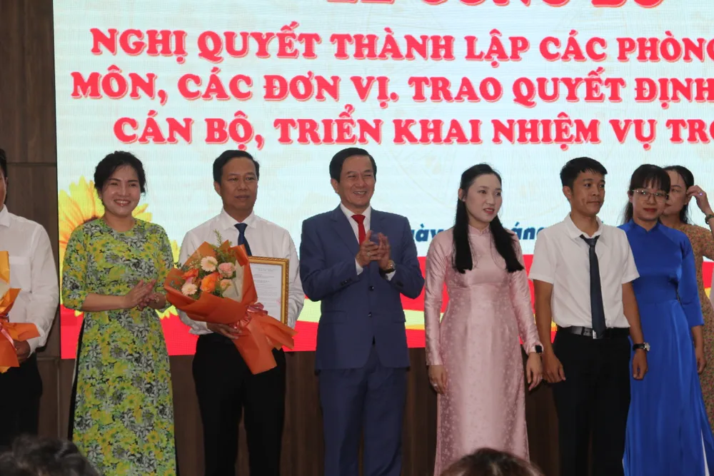 Lãnh đạo phường Dĩ An chúc mừng các nhân sự nhận nhiệm vụ IMG_0375.JPG