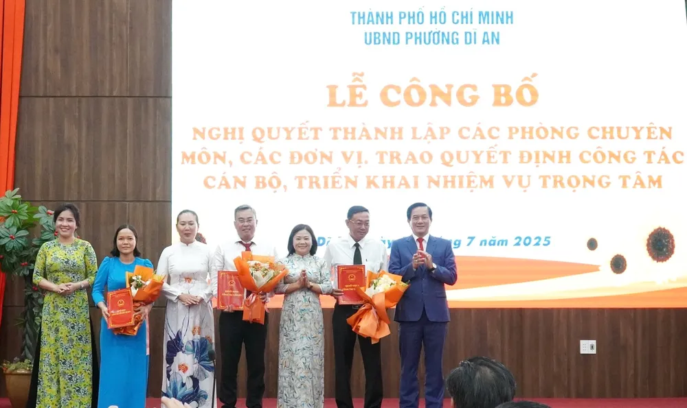 Lãnh đạo Đảng ủy, UBND phường Dĩ An trao quyết định công tác cán bộ ok.jpg