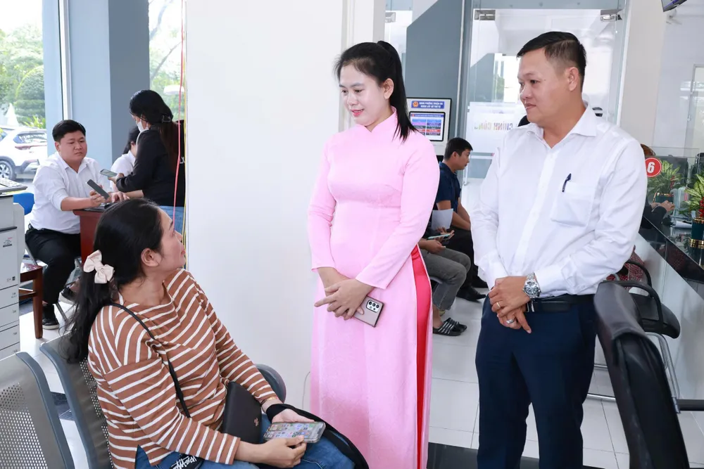 លេខាគណកម្មាធិការបក្សសង្កាត់ Thuan An លោក Tran Thi Diem Trinh បានស្ទង់មតិកម្រិតពេញចិត្តរបស់ប្រជាជនដែលមកអនុវត្តនីតិវិធីរដ្ឋបាល។ z6810551271751_258e195ed4db112b5696df7e856a592e.jpg
