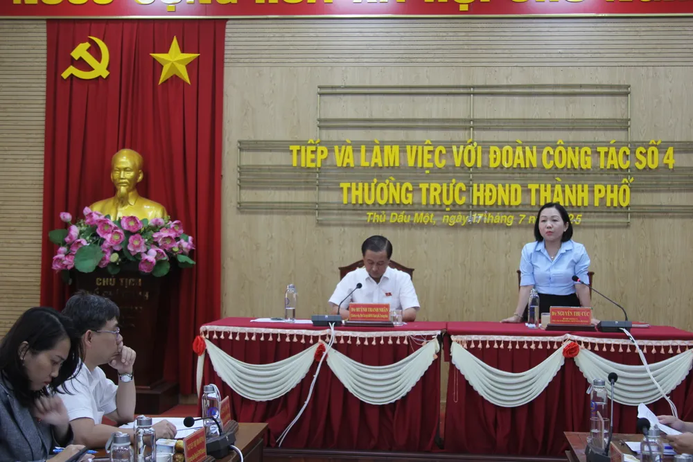 Bí thư Đảng ủy phường Thủ Dầu Một Nguyễn Thu Cúc phát biểu tại buổi làm việc. Ảnh: XUÂN TRUNG IMG_0436.JPG