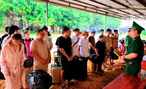 Lực lượng chức năng tiếp nhận các công dân