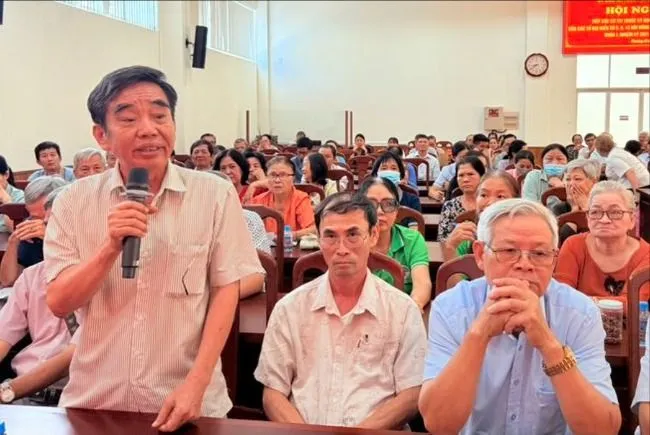 Cử tri phường Dĩ An nêu ý kiến tại buổi tiếp xúc đại biểu HĐND phường cu tei.jpg