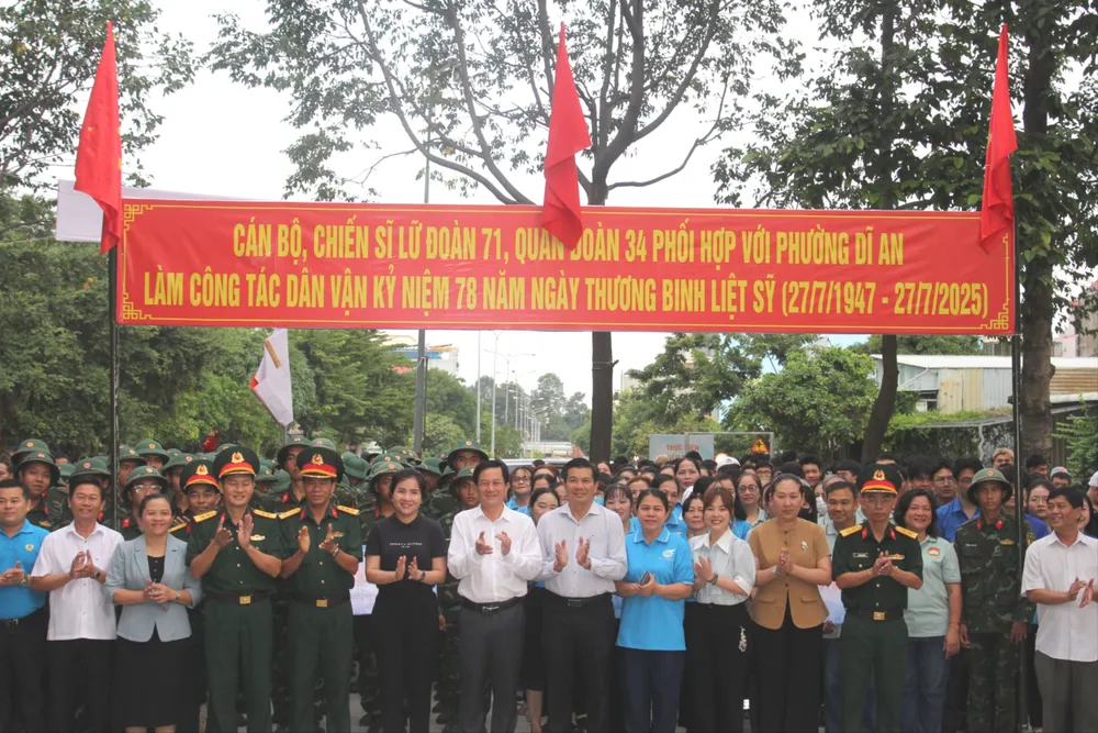 Lãnh đạo phường Dĩ An cùng các lực lượng làm công tác dân vận. Ảnh: XUÂN TRUNG Dân vận.JPG