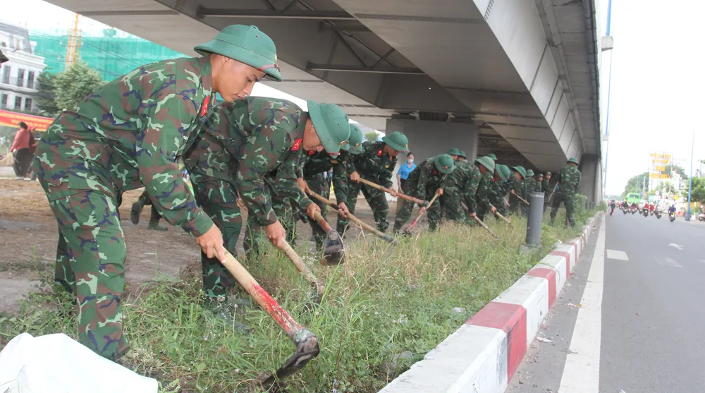 Lực lượng quân đội đóng quân trên địa bàn tham gia vệ sinh môi trường khu vực cầu vượt 550 IMG_0582.JPG
