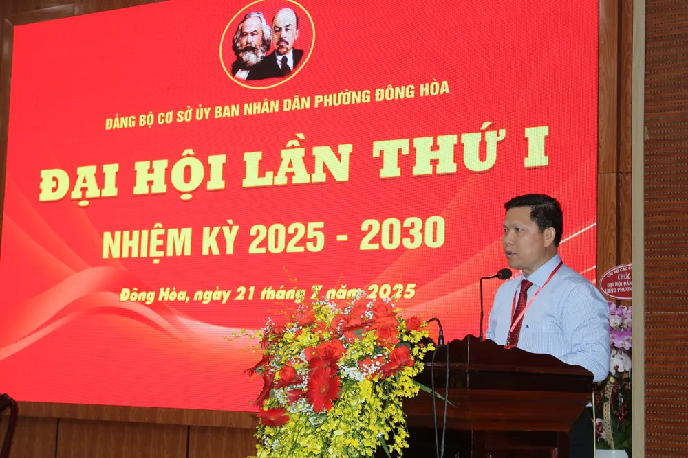 Chủ tịch UBND phường Đông Hòa Võ Trọng Tài trình bày báo cáo chính trị. Ảnh: XUÂN TRUNG TÀI.JPG