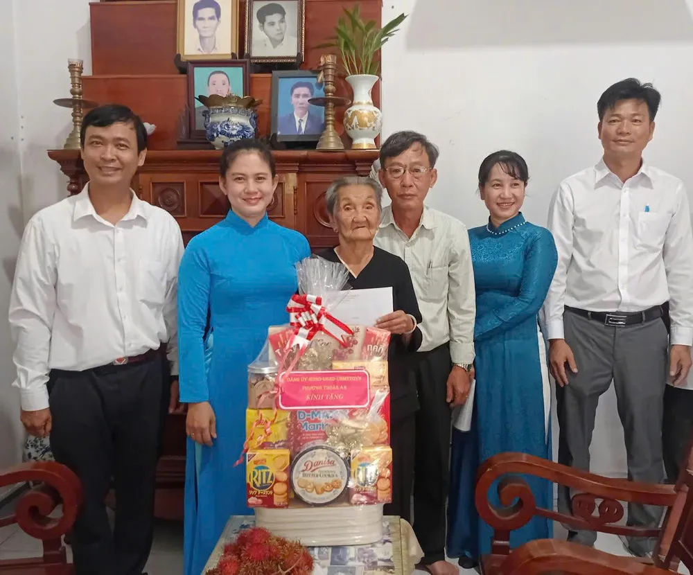 គណៈប្រតិភូមន្ត្រីវួដ Thuan An បានប្រគល់អំណោយដល់គ្រួសារអ្នករួមវិភាគទានបដិវត្តន៍ Tran Thi Tu នៅសង្កាត់ Thanh Loc វួដ Thuan An។ z6829488727272_2f7a97b70cbd9ae028781ea1715a9ab7.jpg