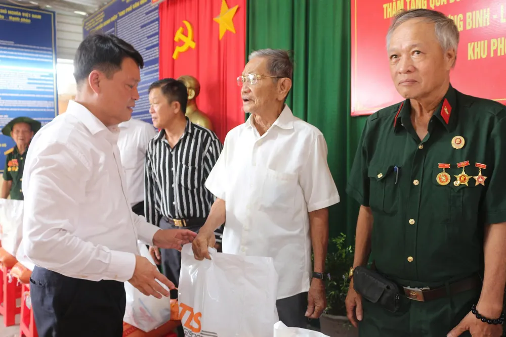 Chủ tịch UBND phường Tân Đông Hiệp Nguyễn Thanh Huy tặng quà gia đình chính sách 1000028705.jpg