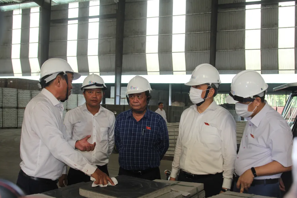 Phó Chủ tịch Quốc hội Lê Minh Hoan kiểm tra tại khu liên hợp xử lý chất thải Nam Bình Dương. Ảnh: XUÂN TRUNG IMG_0933.JPG