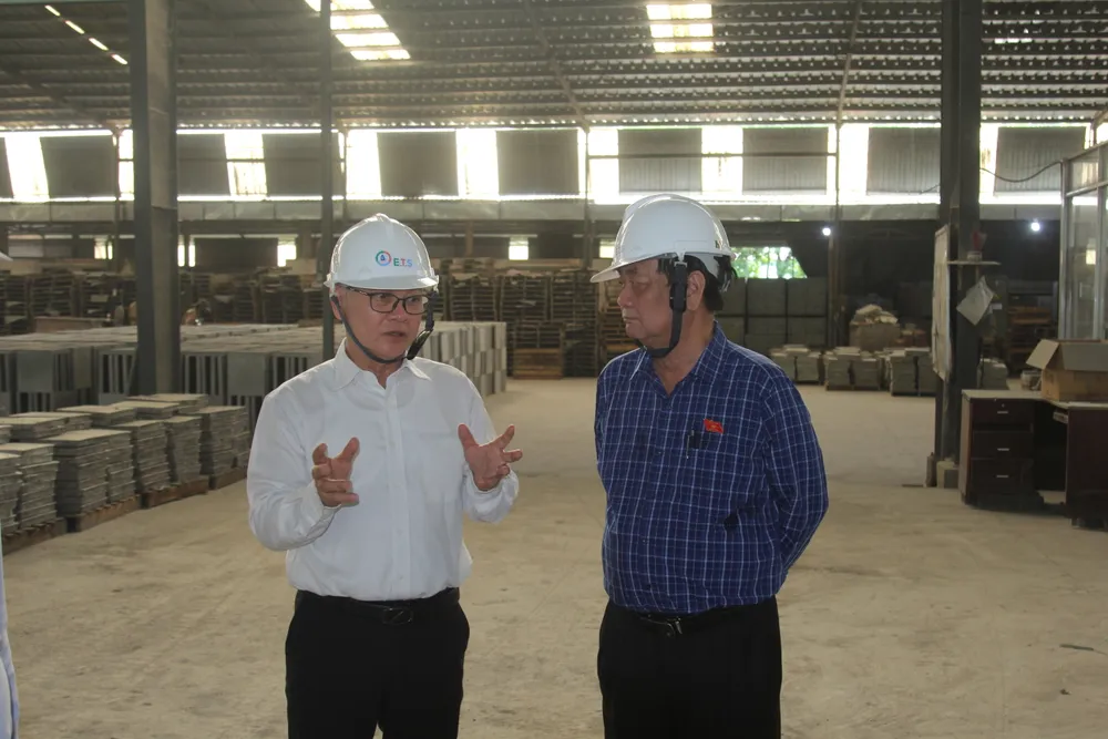 Phó Chủ tịch Quốc hội Lê Minh Hoan cùng Trưởng Đoàn ĐBQH TPHCM Nguyễn Văn Lợi trao đổi trong buổi kiểm tra, giám sát IMG_0943.JPG