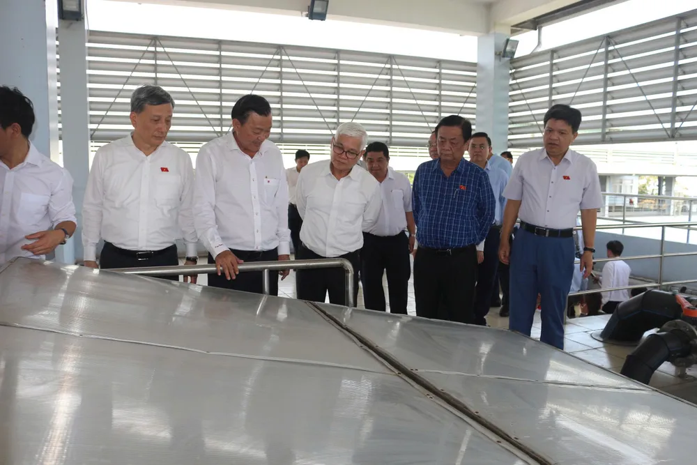 Phó Chủ tịch Quốc hội Lê Minh Hoan cùng đoàn công tác kiểm tra tại nhà máy xử lý nước thải đô thị Thuận An. Ảnh: HỒ VĂN z6836018780073_0f0e2044ed7963c71a87de0b09287dc0.jpg