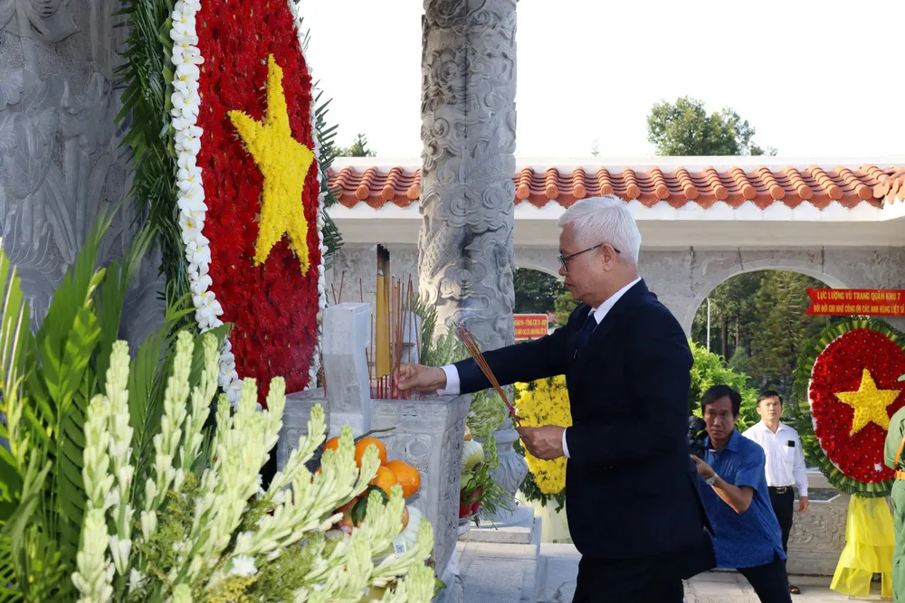 El camarada Nguyen Van Loi quemó incienso para conmemorar a los heroicos mártires. 1000028731.jpg