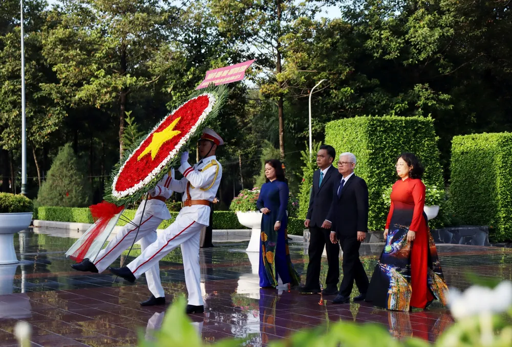 Los líderes de la ciudad de Ho Chi Minh ofrecen flores para conmemorar a los mártires heroicos 1000028732.jpg