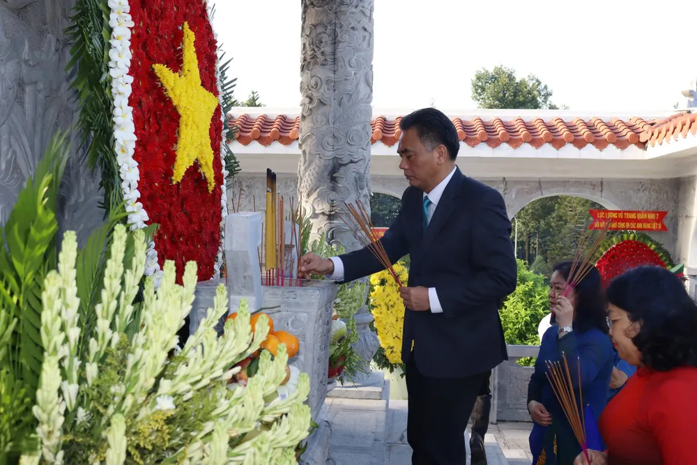 El camarada Nguyen Loc Ha quemó incienso para conmemorar a los heroicos mártires. 1000028733.jpg