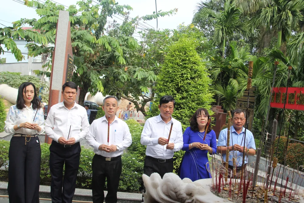 Chủ tịch HĐND TPHCM Võ Văn Minh cùng các đại biểu dâng hương tại di tích lịch sử Suối Mạch Máng. Ảnh: XUÂN TRUNG IMG_1008.JPG