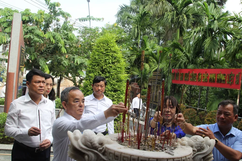 Các đại biểu dâng hương tại di tích lịch sử suối Mạch Máng. Ảnh: XUÂN TRUNG IMG_1012.JPG