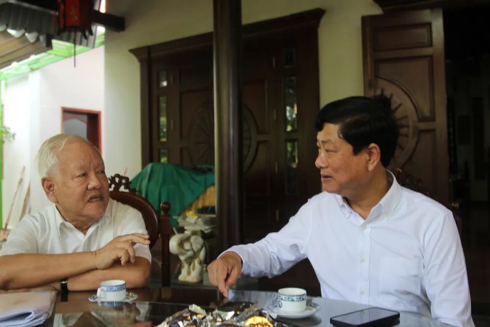 Chủ tịch HĐND TPHCM Võ Văn Minh trò chuyện cùng nguyên Chủ tịch UBND TPHCM Lê Hoàng Quân. Ảnh: XUÂN TRUNG IMG_1049.JPG