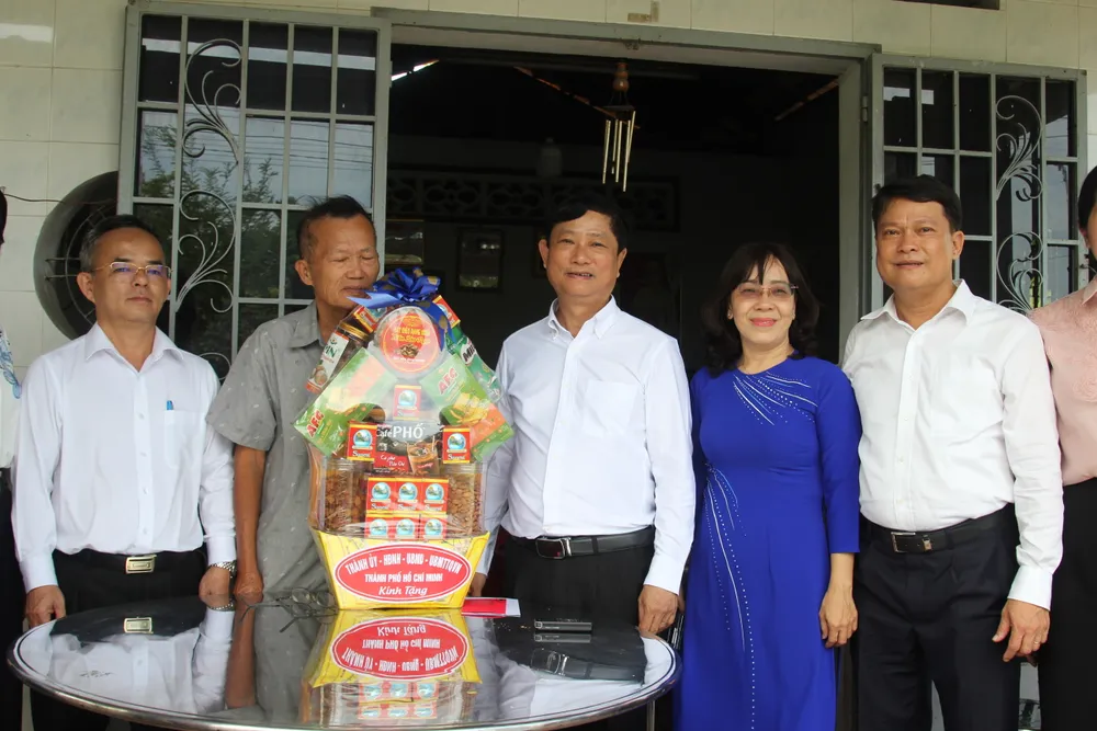 Chủ tịch HĐND TPHCM thăm hỏi, tặng quà thương binh Nguyễn Văn Chài. Ảnh: XUÂN TRUNG IMG_1086.JPG